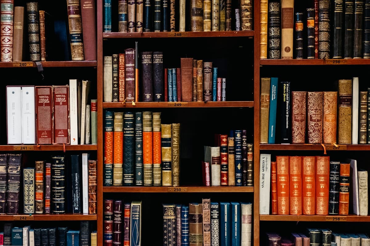 Estante de biblioteca com livros clássicos encadernados